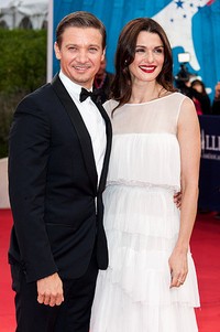 Rachel Weisz berpose dengan Jeremy Renner di red carpet. (Francois Durand/Getty Images).