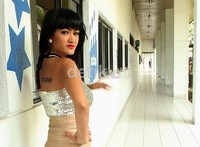 Jupe pamer tato baru yang bertuliskan huruf arab di punggungnya.