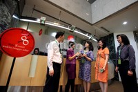 Direktur Retail Banking Permata Bank, Lauren Sulistiawati (tengah) berbincang-bincang dengan nasabah yang usai bertransaksi di Gedung Permata Bank, Jakarta, Selasa (4/9/2012).
