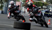 Dua pembalap motor dari DKI Jakarta, saling memacu kecepatan motornya saat berlatih di Sirkuit JI Expo Kemayoran, Jakarta, Selasa (4/9).