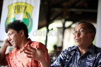 Ketua Panitia Munas PBSI Kusdarto (tengah) didampingi Sekjen PBSI Yacob Rusdianto (kiri) memberikan keterangan terkait kesiapan pelaksanaan Munas PBSI 2012 yang akan dilangsungkan di Yogyakarta.
