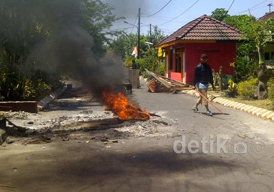 Warga Komplek Kodam V Bakar Ban Tolak Eksekusi