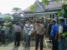 Saksi Mata Sempat Lihat Firman Keluar Rumah Sambil Gendong Anak Kecil