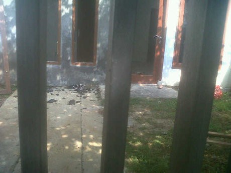  Polisi Sempat Hancurkan Kaca Depan Rumah Firman & Lepaskan Tembakan