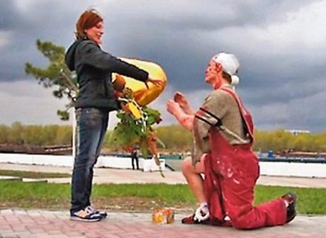 Pura-pura Mati di Depan Kekasih Sebelum Melamar