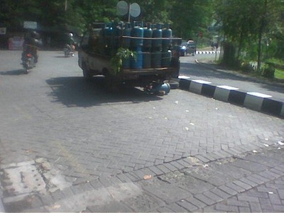 Tiada Dongkrak, Tabung Gas Pun Jadi
