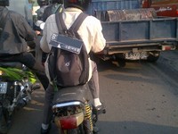 Betapa pentingnya nomor polisi pada saat berkendara membuat orang ini berpikir berbagai cara agar nomor polisi itu tetap ada pada saat berkendara. (Foto Paul Johanes Sitompul)