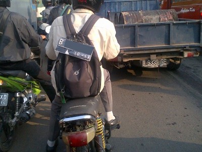 Pelat Nomor di Tas Punggung