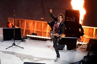 Aksi Matthew Bellamy saat tampil di penutupan Olimpiade 2012 yang digelar di London, Inggris, pada 12 Agustus 2012. Jamie Squire/Getty Images.