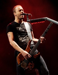Penampilan Christopher Wolstenholme di acara L.A. Rising di L.A. Memorial Coliseum, Los Angeles, California, pada 30 Juli 2011. Kevin Winter/Getty Images.