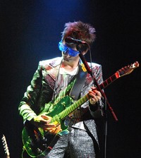 Gaya nyentrik Matthew Bellamy di atas panggung. Glenn Pinkerton/Las Vegas News Bureau via Getty Images.