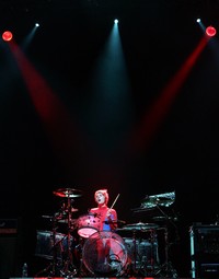Sang drummer, Dominic Howard tampil dengan kostum Spiderman saat tampil di festival musik Vegoose yang digelar di Sam Boyd Stadiums Star Nursery Field, Las Vegas, Nevada. Ethan Miller/Getty Images.