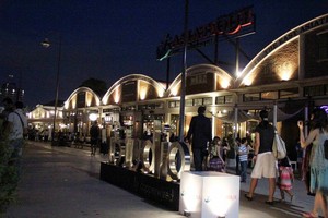 Jalan-jalan Malam di Tepi Sungai Chao Phraya, Seru!