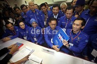 Anas Urbaningrum, Edhie Baskoro beserta pengurus PD kompak mengenakan jas Partai Demokrat.