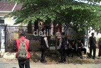 Sebelum menangkap Firman di Blok E1/1, Densus 88 sempat menyerbu rumah di Blok F2. Kini kedua rumah tersebut telah dipasangi garis polisi. Polisi juga masih melakukan penjagaan.