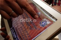 Spanduk bertuliskan Lebaran di Kampung Betawi, Bersatu untuk Jakarta itu juga berlogo Pemda DKI.