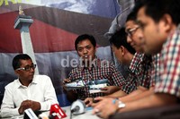 Koordinator tim advokasi Jakarta Baru, Habiburokhman menunjukkan bukti foto spanduk.
