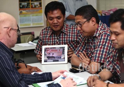 Pendukung Jokowi Adukan Spanduk Foke