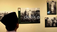 Pengunjung melihat foto-foto ketika Kartosoewirjo ditembak mati.