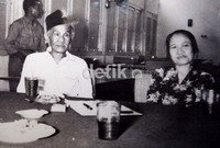 Foto Kartosoewirjo bersama istri sebelum dieksekusi.