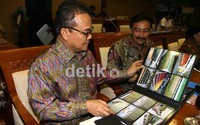 Menteri Pemuda dan Olah Raga, Andi Alifian Mallarangeng (kanan) didampingi Gubernur Riau, Rusli Zainal (kiri) melihat foto-foto pembangunan sarana PON Riau 2012 sebelum rapat dimulai. Ramses/detikcom.