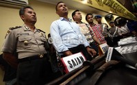 Menurut Kasat Narkoba Polres Jakbar, AKBP Gembong Yudha, penggerebekan dilakukan pada Selasa (4/8) kemarin sebanyak 2 kali. Yaitu pukul 16.00 WIB dan 20.00 WIB.