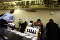 3 Orang yang ditahan adalah Amin (48), Nina (17), Esti Purwanti (20) mereka kedapatan memegang barang bukti. Mereka akan dirujuk ke BNN untuk ditindaklanjuti.