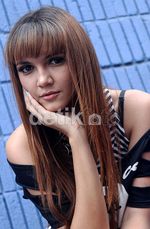 Alexa Key Bergaya ala Rocker Seksi