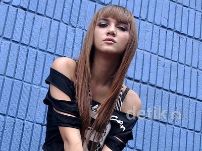 Alexa Key Bergaya ala Rocker Seksi