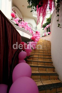 Acara ulang tahun Amora dipenuhi dengan balon-balon berwarna pink.