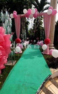 Green line akan menuntun para tamu undangan ke arah kolam renang.