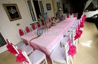 Saat ini, beberapa kursi untuk undangan telah dipersiapkan.