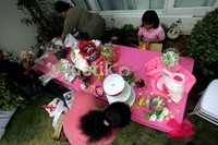 Sejumlah pekerja sibuk melakukan persiapan.