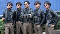 Band pelantun Hijrah Ke London itu tampil kompak dengan mengenakan kemeja, jaket kulit, dan sepatu hitam yang disentuh dengan celana bahan berwarna coklat. (Gusmun/detikHot).