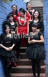 7 Icons tampil dengan kostum yang bernuansa merah-hitam. (Gusmun/detikHot).