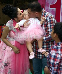 Warna pink dipilih oleh Raul dan KD sendiri untuk memberi kesan cerah dan cantik pada ultah anak pertama mereka.