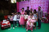 Tak hanya keluarga kecil mereka saja yang turut berbahagia, melainkan ibunda KD dan anak-anak dari Raul dan KD sebelumnya turut hadir dalam acara tersebut.