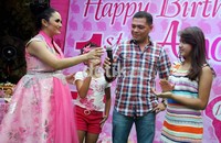 Mereka bernyanyi bersama untuk merayakan pesta ulang tahun ke-1 Amora.