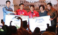 Presiden Direktur Bank BCA Jahja Setiaatmadja (kiri), secara simbolis memberikan Asuransi Kesehatan kepada dua atlet Angkat Besi Eko Yuli Irawan dan Triyatno yang telah meraih mendali di ajang Olimpiade London 2012.