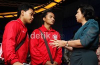 Atlet Angkat besi yang meraih mendali diajang Olimpiade London 2012 Eko Yuli zirawan (kiri) dan Triyatno (tengah), berbicara kepada Ketua KOI Rita Subowo (kanan), sebelum acara pemberian asuransi.