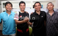 Pasangan Bona Septano (kedua dari kanan) dan Moh Ahsan (kedua dari kiri) saling berjabat tangan, usai memberikan keterangan terkait pemisahan pasangan ganda demi peningkatan prestasi.
