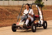 Seorang siswi tengah mencoba Fun Kart.