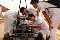 Siswa-siswa Sekolah Pembangunan Jaya tengah mengotak-atik Fun Kart buatan mereka.