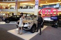 Model berpose dengan All New Sportage Platinum.