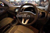 SUV Sportage Platinum juga tersedia DVD touch screen.