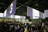 Para jurnalis menyemuti Golf saat diperkenalkan di New National Gallery, Berlin, Selasa malam waktu setempat. (Dok VW).