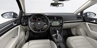 Interior VW Golf VII.  Ada layar touchscreen. Sementara speedometer sedikit berubah. Ada juga sistem start stop yang menjadi standar. (Dok VW).