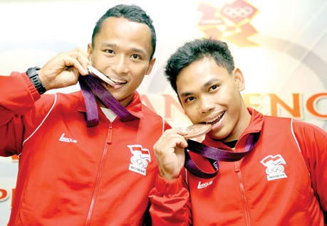 Triyatno dan Eko Yuli Dapat Asuransi Sampai Umur 75 Tahun