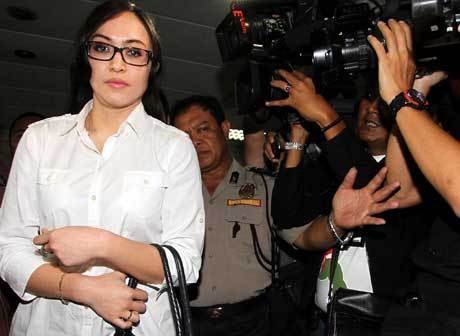 Gaya Sederhana Angie di Sidang Perdana