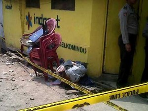 Polisi Olah TKP, Kursi Plastik & Baju Thorik Dikeluarkan dari Rumah